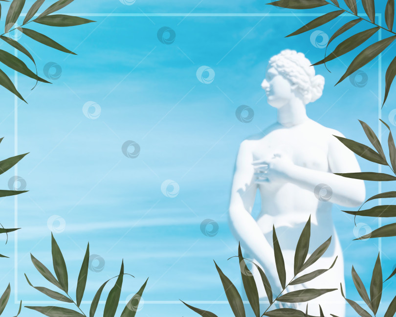 Скачать Греческая статуя прекрасной богини на фоне голубого неба с пальмовыми листьями и местом для текста фотосток Ozero