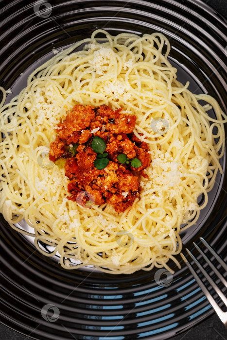 Скачать Натуральные спагетти болоньезе на черной тарелке фотосток Ozero