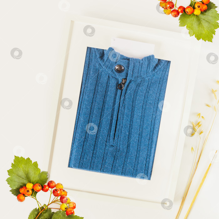 Скачать Вязаный свитер из дорогой, натуральной ткани, упакованный как картина в рамку с этикеткой вашего бренда фотосток Ozero