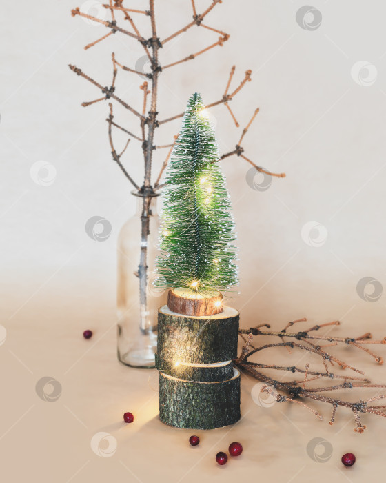Скачать Декоративная рождественская елка и осыпающиеся старые ветви рождественской елки на фоне поделок фотосток Ozero