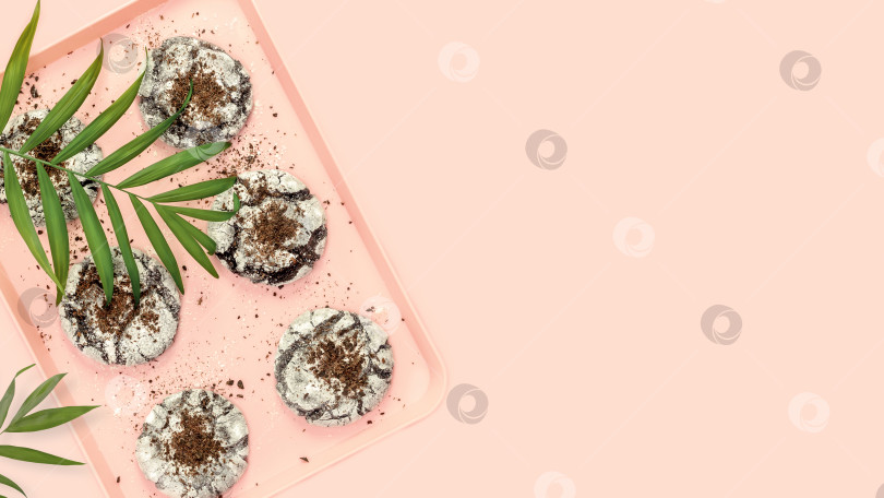 Скачать Брауни-печенье ручной работы на розовом подносе с пальмовыми листьями фотосток Ozero