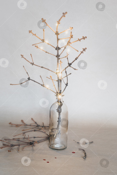 Скачать Осыпающиеся старые ветви рождественской елки с каплями крови на фоне поделки фотосток Ozero