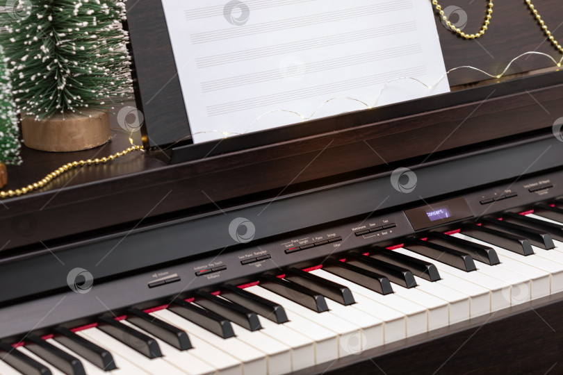 Скачать Электронное пианино с нотами и украшением для зимних праздников фотосток Ozero