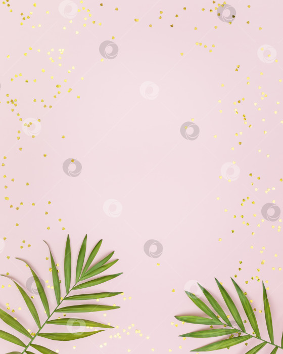 Скачать Тропические пальмовые листья с золотистым конфетти на розовом фоне фотосток Ozero