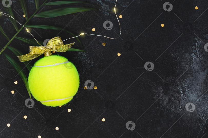 Скачать Теннисный мяч в виде новогоднего шара, пальмовых листьев и конфетти фотосток Ozero
