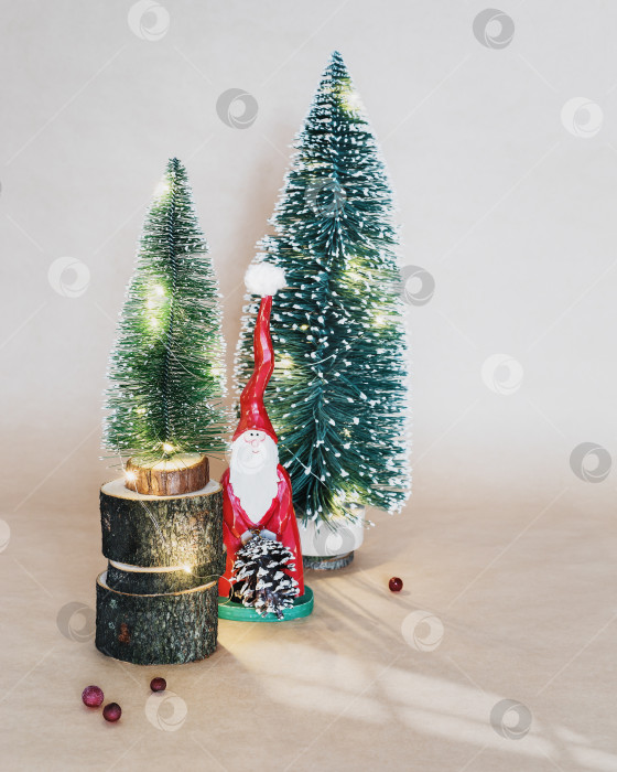 Скачать Новогодний праздничный баннер с декоративными елками и деревянным Дедом Морозом фотосток Ozero