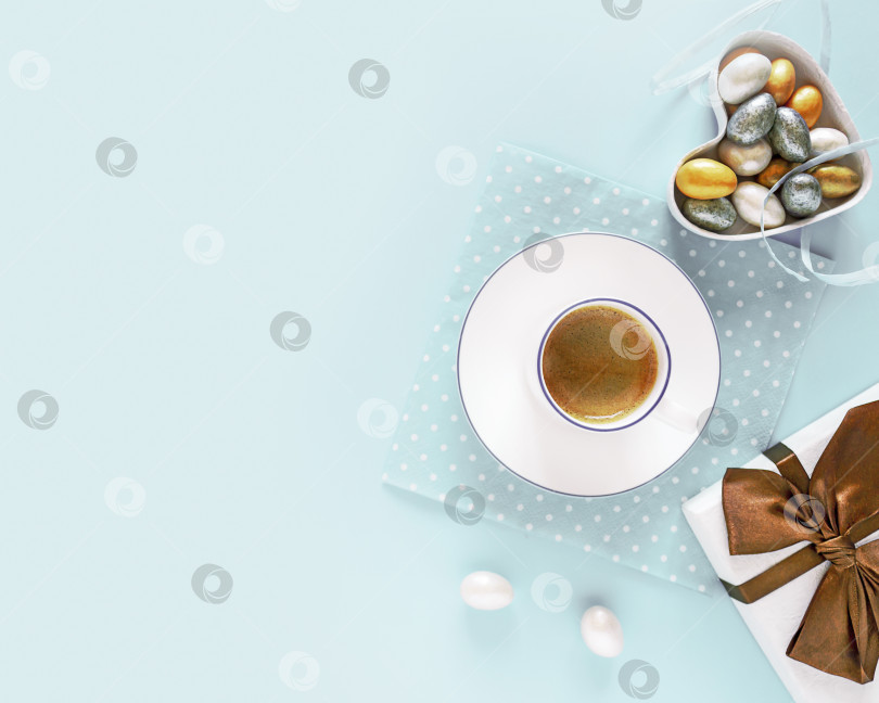 Скачать Чашка свежесваренного кофе, сладости и подарок на синем фоне фотосток Ozero