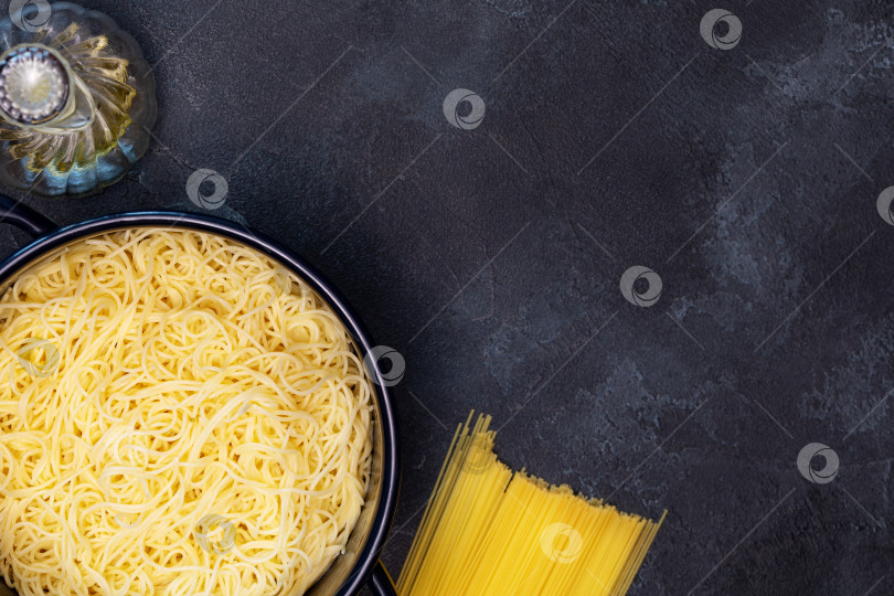Скачать Традиционные спагетти с оливковым маслом на черном фоне фотосток Ozero