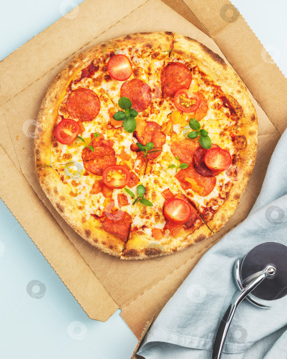 Скачать Вкусная итальянская большая пицца пепперони на синем фоне фотосток Ozero