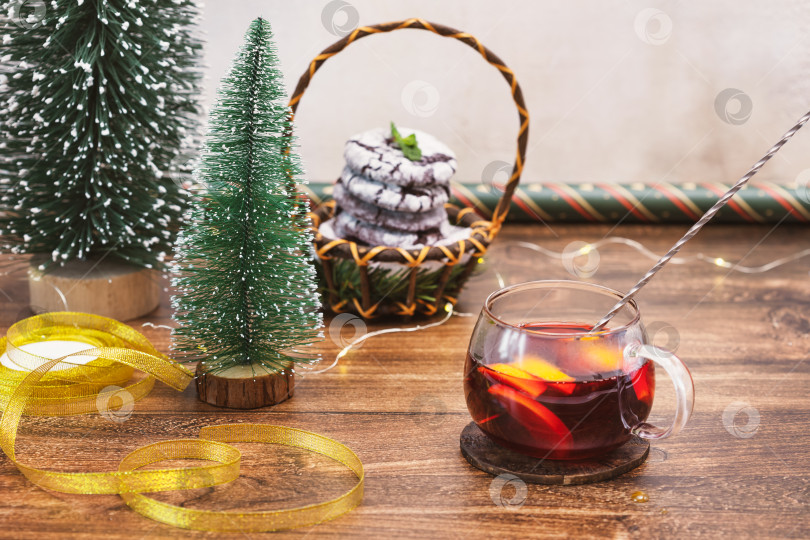 Скачать Чашка безалкогольного глинтвейна с домашним печеньем и праздничным декором фотосток Ozero
