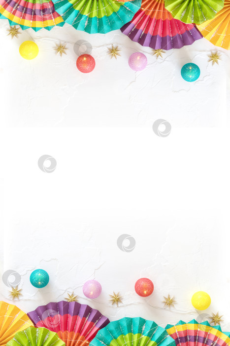 Скачать Разноцветные бумажные веера, молнии и звездочки на белом фоне с местом для текста фотосток Ozero