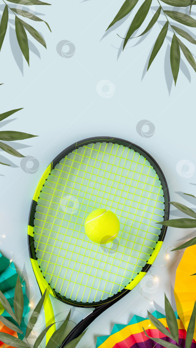 Скачать Теннисная ракетка, желтый теннисный мяч, разноцветные бумажные веера и пальмовые листья на синем фоне фотосток Ozero