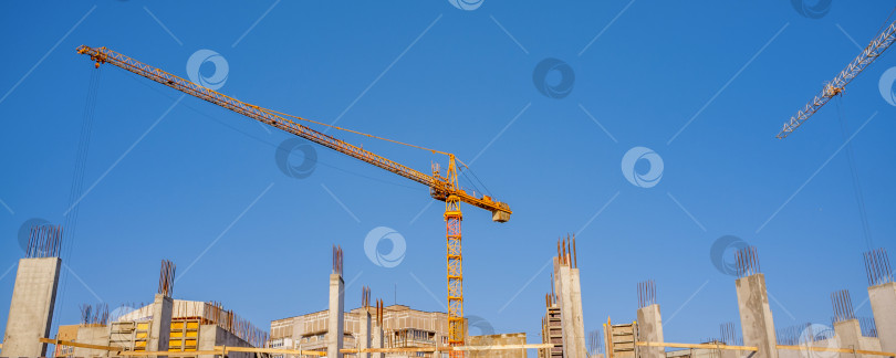 Скачать строительные краны на фоне голубого неба фотосток Ozero