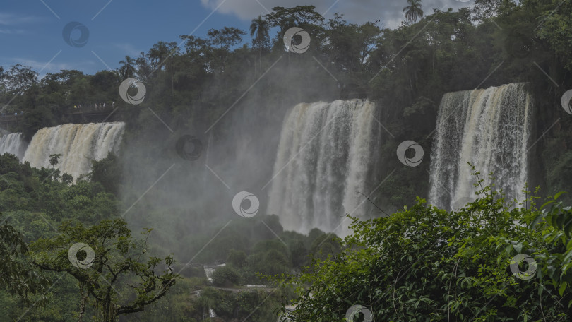 Скачать Красивый пейзаж с водопадом. Белые пенящиеся потоки падают со скалы. фотосток Ozero