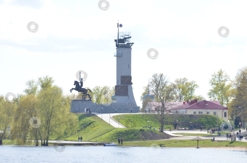 Скачать Великий Новгород, Россия - 05.12.2024: Монумент Победы в Великом Новгороде на Екатерининской горке у стен Новгородского кремля фотосток Ozero