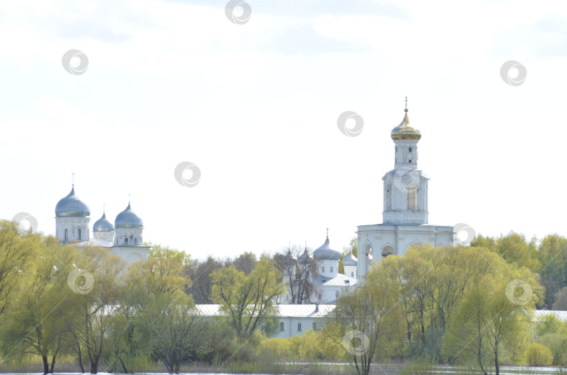 Скачать Великий Новгород, Россия - 05.12.2024: Юрьев монастырь (Свято-Юрьев, Юрьев-Георгиевский мужской монастырь) в Великом Новгороде – один из древнейших монастырей России на берегу реки Волхов фотосток Ozero