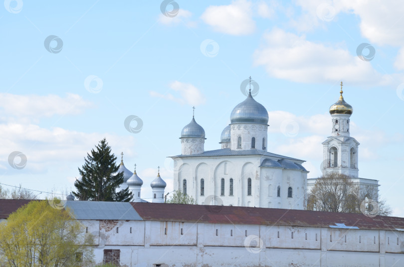 Скачать Великий Новгород, Россия - 05.12.2024: Юрьев монастырь (Свято-Юрьев, Юрьев-Георгиевский мужской монастырь) в Великом Новгороде – один из древнейших монастырей России на берегу реки Волхов фотосток Ozero