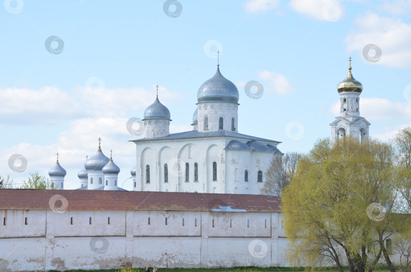 Скачать Великий Новгород, Россия - 05.12.2024: Юрьев монастырь (Свято-Юрьев, Юрьев-Георгиевский мужской монастырь) в Великом Новгороде – один из древнейших монастырей России на берегу реки Волхов фотосток Ozero