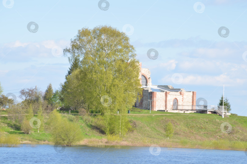 Скачать Церковь Благовещения Пресвятой Богородицы на Рюриковом Городище в Великом Новгороде – руины храма XIV века в состоянии консервации. Рюриково городище – археологический памятник IX века при истоке реки Волхов из озера Ильмень фотосток Ozero