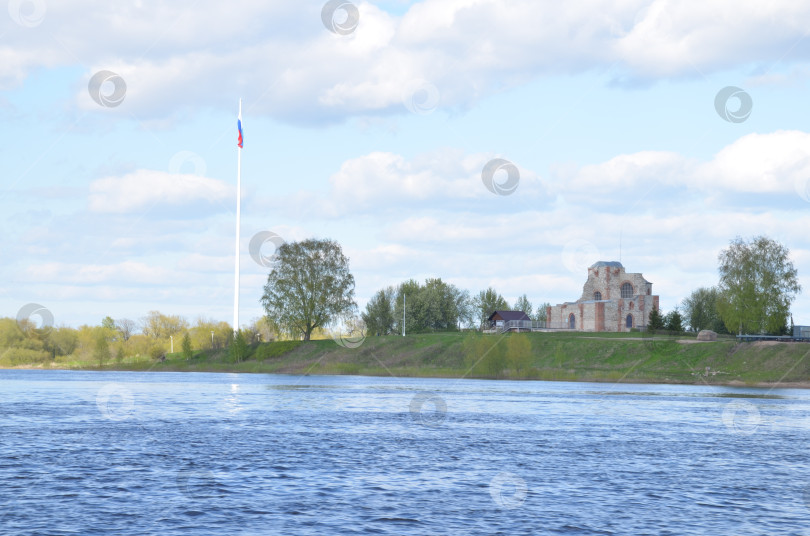 Скачать Церковь Благовещения Пресвятой Богородицы на Рюриковом Городище в Великом Новгороде – руины храма XIV века в состоянии консервации. фотосток Ozero