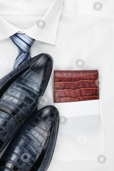 Скачать Классические мужские аксессуары: рубашка, галстук, обувь в качестве фона фотосток Ozero