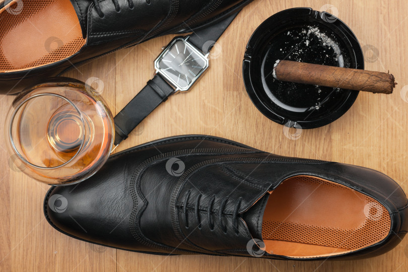 Скачать Мужской образ жизни. Обувь, сигары, часы и алкоголь. фотосток Ozero