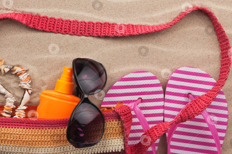 Скачать Пляжные аксессуары. Сумка, солнцезащитные очки и шлепанцы. С местом для вашего текста. фотосток Ozero