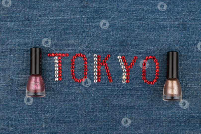 Скачать Надпись Tokyo, выполненная из страз, инкрустирована на джинсовой ткани. Мировая мода. фотосток Ozero