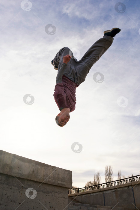 Скачать Мужчина, занимающийся паркуром. Экстремальные виды спорта фотосток Ozero
