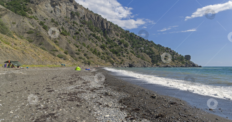 Скачать Пустой дикий пляж в Крыму. фотосток Ozero