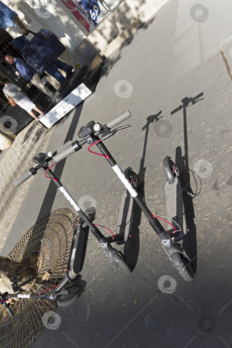 Скачать Прокат электрических скутеров. На тротуаре можно бесплатно припарковать скутеры фотосток Ozero