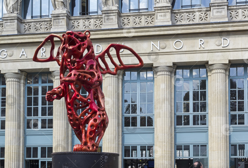 Скачать Произведение современного искусства - статуя красного крылатого медведя. фотосток Ozero