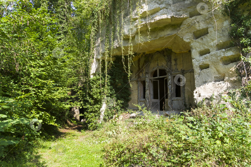 Скачать Вход в старую каменоломню. Франция. фотосток Ozero