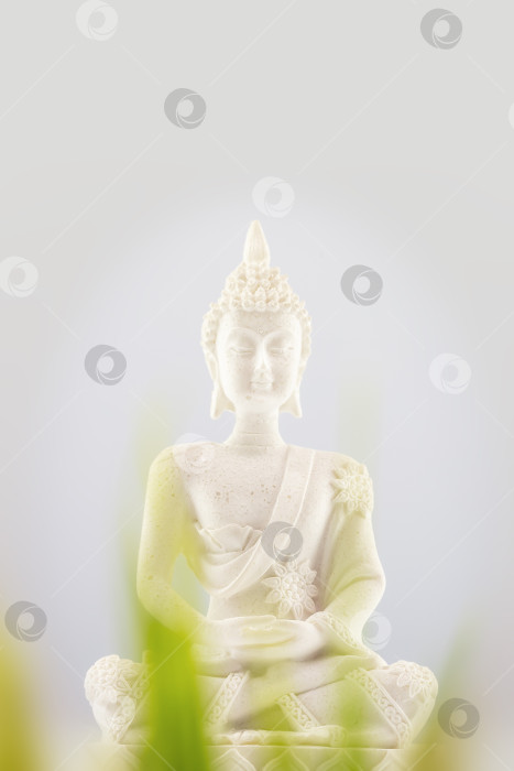 Скачать Белая статуя Будды на нейтральном светлом фоне фотосток Ozero