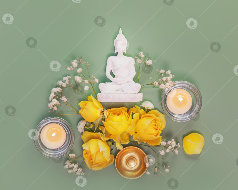 Скачать Статуя Будды, розы и свечи на зеленом фоне фотосток Ozero