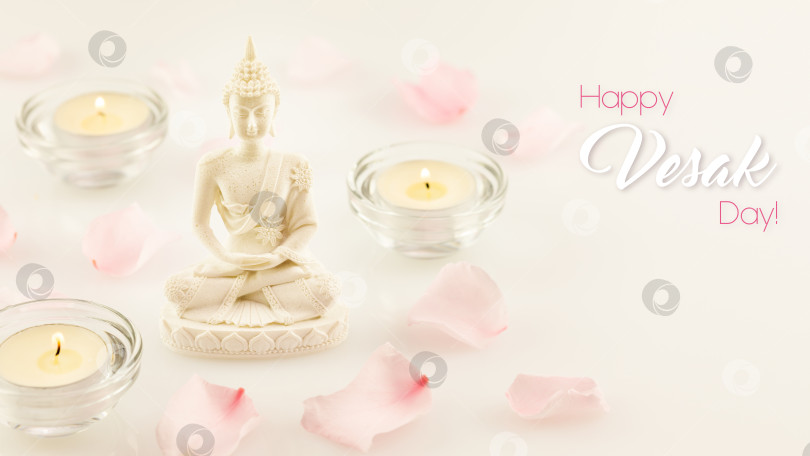 Скачать Праздничная открытка Весак со статуей Будды, лепестками роз и свечами фотосток Ozero