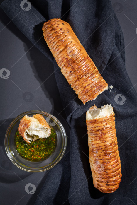 Скачать Свежий хрустящий французский багет с оливковым маслом фотосток Ozero