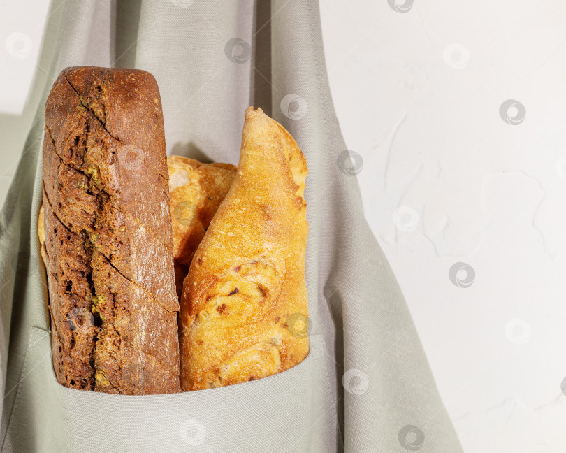 Скачать Три буханки свежего хлеба в кармане поварского фартука фотосток Ozero
