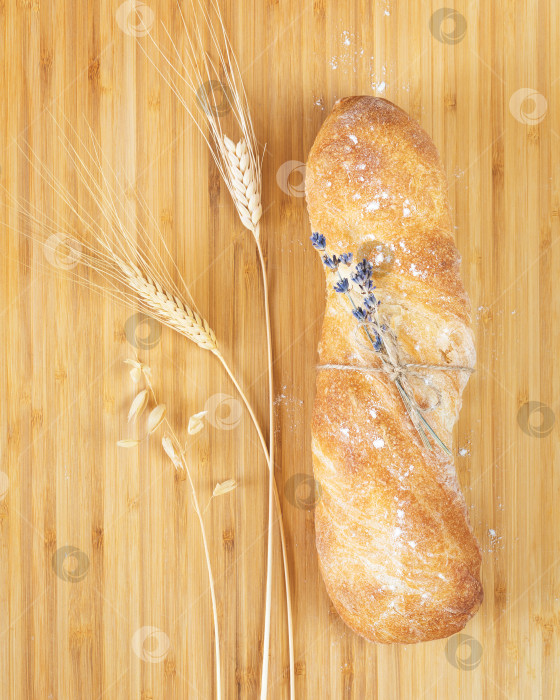 Скачать Свежий хрустящий французский багет с колосьями ржи и пшеницы фотосток Ozero