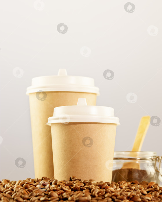 Скачать Два одноразовых экологичных картонных стаканчика на кофейных зернах фотосток Ozero