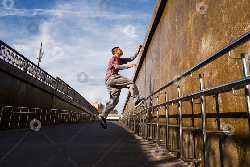 Скачать Мужчина, занимающийся паркуром. Свободный бегун фотосток Ozero