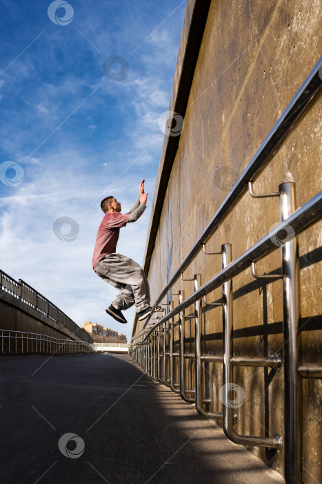 Скачать Мужчина, занимающийся паркуром. Экстремальные виды спорта фотосток Ozero