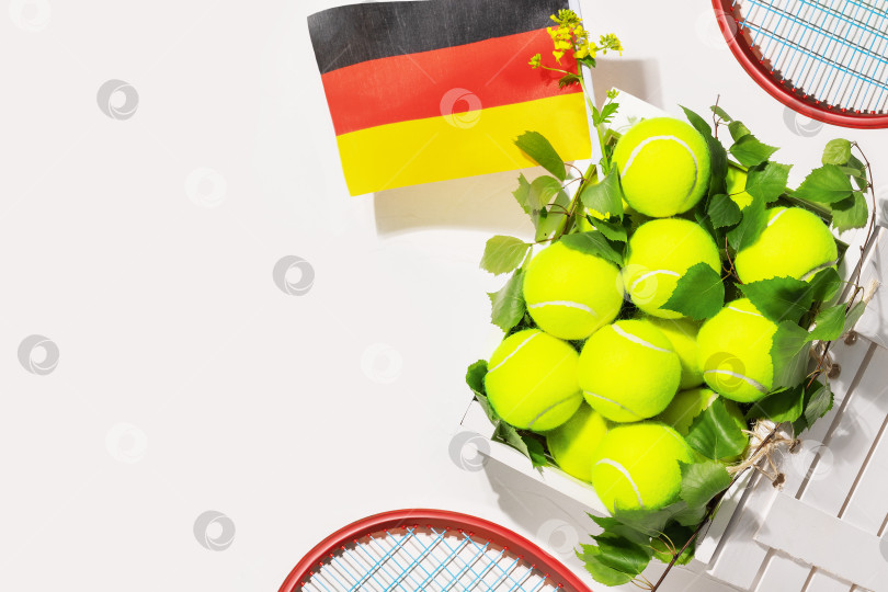 Скачать Теннисные мячи в деревянной коробке и флаг Германии фотосток Ozero