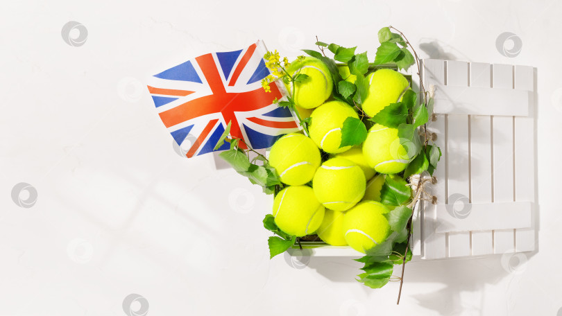 Скачать Теннисные мячи в деревянной коробке и флаг Великобритании фотосток Ozero