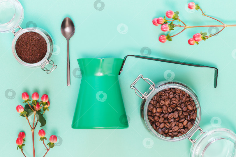Скачать Кофейные зерна, молотый кофе, кофейник по-турецки и красные цветы фотосток Ozero