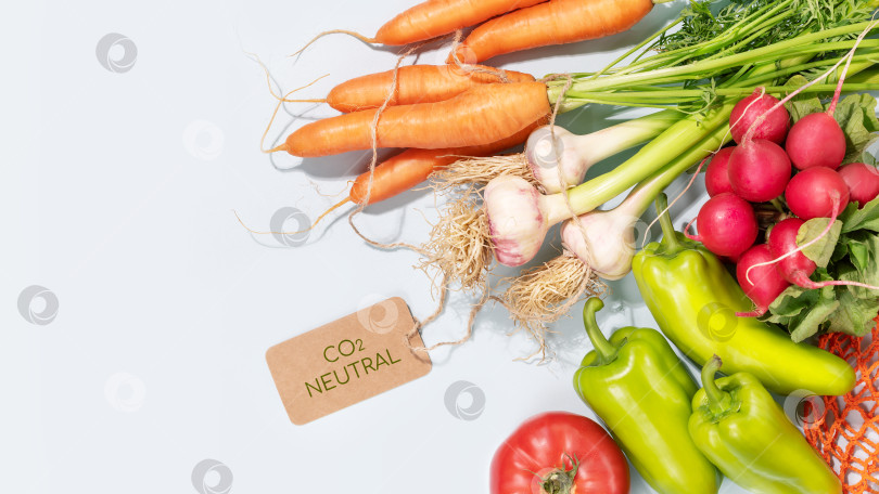 Скачать Приправьте овощи этикеткой с надписью "углеродно-нейтральный". фотосток Ozero