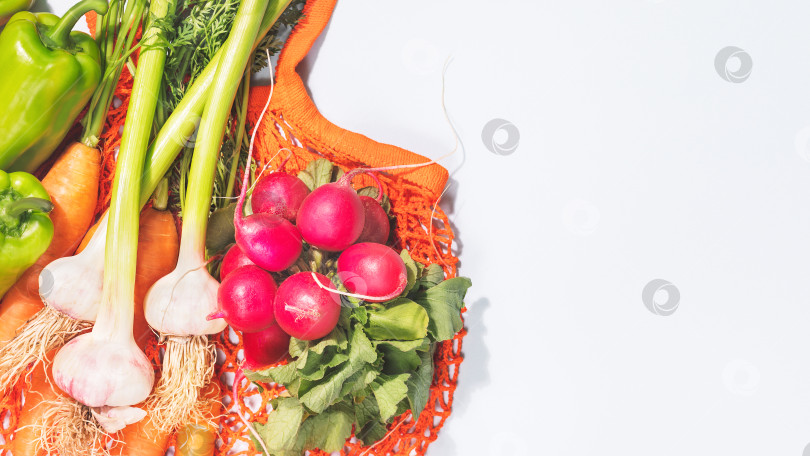 Скачать Натуральные сезонные овощи в текстильной сумке на синем фоне фотосток Ozero