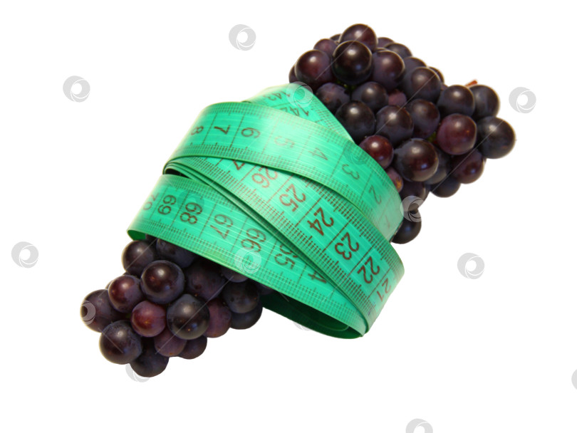 Скачать Вкусный виноград и измерительная лента, выделенные на белом фоне фотосток Ozero