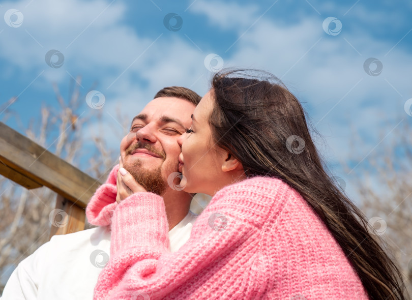 Скачать Романтический портрет молодой супружеской пары из России, женщина целует своего мужа фотосток Ozero