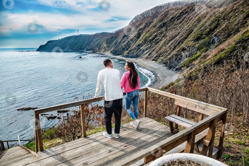 Скачать супружеская пара стоит вместе на лестнице и смотрит на море фотосток Ozero